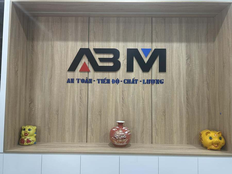 Cận cảnh logo gỗ thương hiệu ABM tại văn phòng công ty