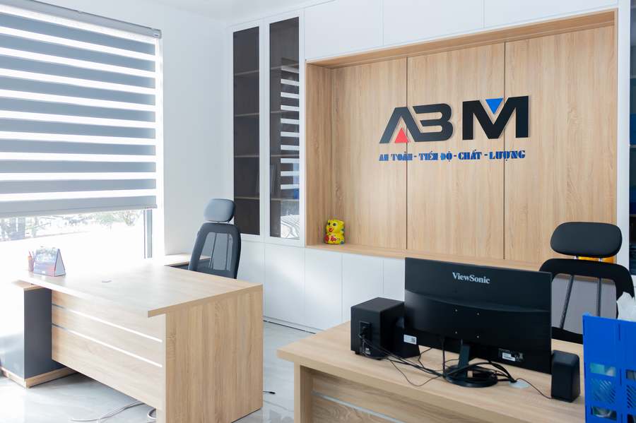 Phòng làm việc với logo gỗ ABM - An toàn, Tiến độ, Chất lượng