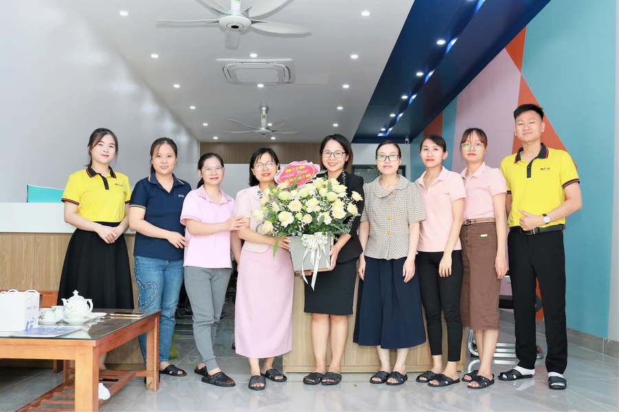 Toàn thể đội ngũ nhân viên Công ty TNHH Tư vấn thuế ABM chụp ảnh cùng nhau