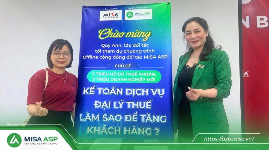 Đội ngũ nhân viên ABM chụp ảnh cùng lẵng hoa chúc mừng tân gia văn phòng