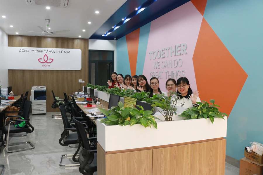 Đội ngũ ABM vẫy tay chào đón khách hàng tại văn phòng làm việc