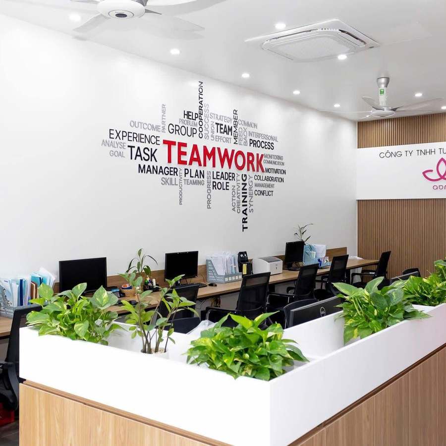 Không gian làm việc với thông điệp Teamwork tại văn phòng ABM